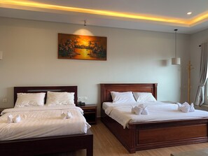 Deluxe vierpersoonskamer, uitzicht op zwembad | Luxe beddengoed, gratis wifi, beddengoed