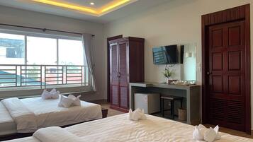 Deluxe-Vierbettzimmer, Poolblick | 1 Schlafzimmer, hochwertige Bettwaren, kostenloses WLAN, BettwÀsche