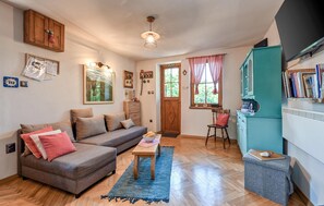 Smart TV, fireplace - Gorgeous home in Sveti Urban with sauna (Sveti Urban)