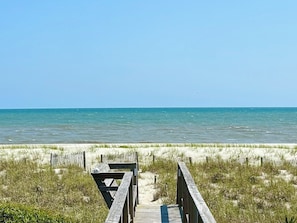 Beach - Land's End: Relaxed Oceanfront Historic Retreat with Open Living and Stunning Views (Holden Beach)