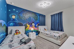 4 bedrooms, desk, iron/ironing board, travel cot -  Luxe Solara Retreat- Pool+ BBQ + Lazy River+ 8mi Disney + Resort Access (Kissimmee)