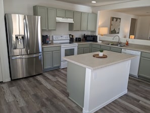 Geladeira, micro-ondas, fogão, cooktop