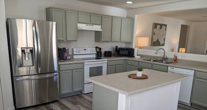 Comfy Urban Retreat/Heated pool! Pets welcome.