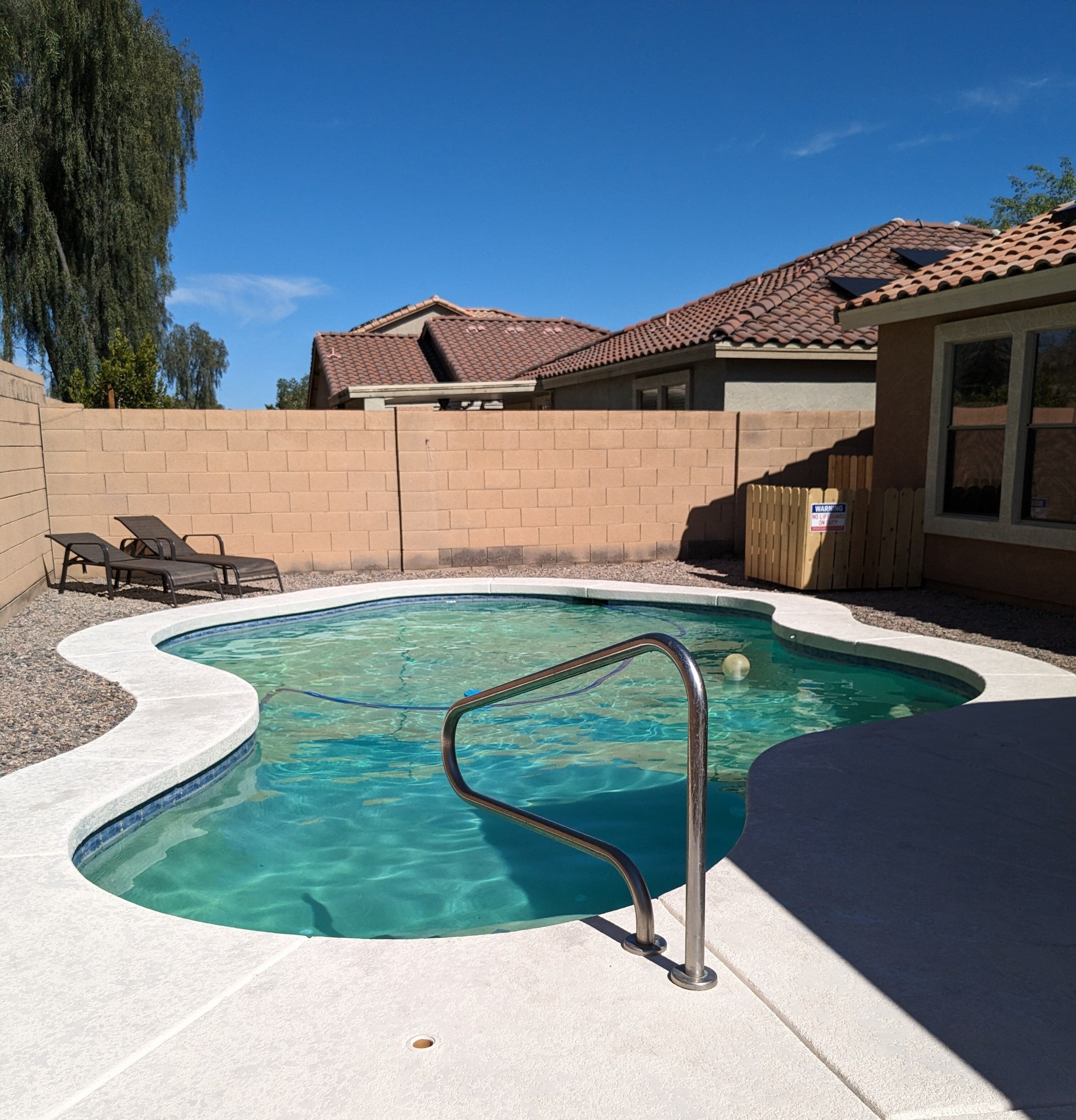 Una piscina al aire libre, una piscina climatizada