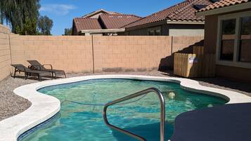 Una piscina al aire libre, una piscina climatizada