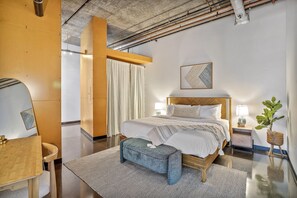 1 bedroom, desk, iron/ironing board, free WiFi - Adorable Condo in The Gulch! (Nashville)