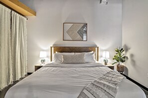 1 bedroom, desk, iron/ironing board, free WiFi - Adorable Condo in The Gulch! (Nashville)
