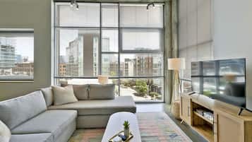 Een smart-tv en boeken