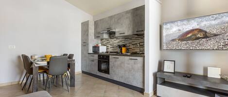 Jääkaappi, mikroaaltouuni, uuni, liesi