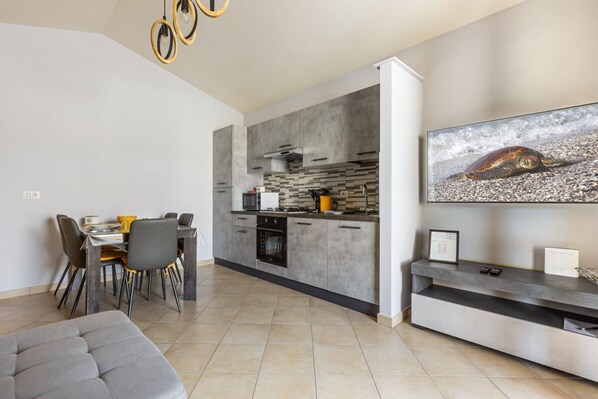 Køleskab, mikrobølgeovn, ovn, kogeplade