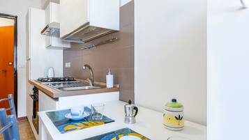 Frigorifero, forno, piano cottura, pentole/stoviglie/utensili