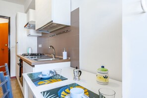 Frigorifero, forno, piano cottura, pentole/stoviglie/utensili