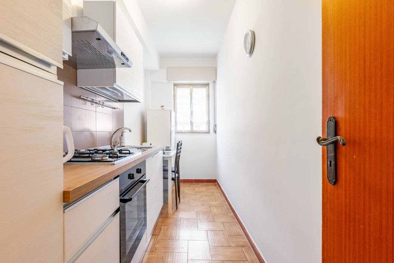 Frigorifero, forno, piano cottura, tostapane