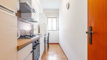 Frigorifero, forno, piano cottura, tostapane