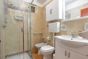 Shower, hair dryer, bidet, towels - GuestHost - Comfortable 35 sqm apartment with a balcony, ideal for accommodating up to 2 people, located on the first floor of a building without an elevator. Equipped with all comforts, including wifi and air conditioning, this accommodation offers a un (Taormina)