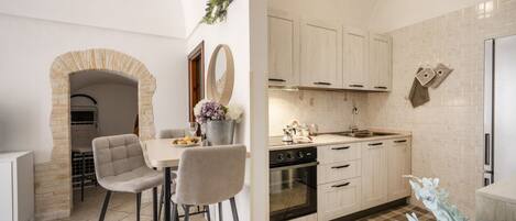 Fridge, oven, stovetop, cookware/dishes/utensils