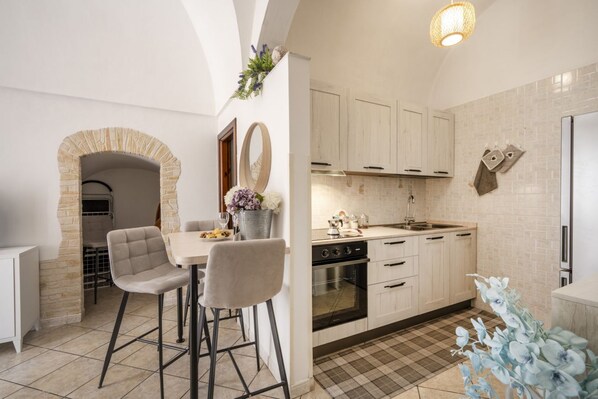 Fridge, oven, stovetop, cookware/dishes/utensils