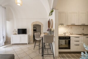 Refrigerador, horno, parrilla de estufa y utensilios de cocina