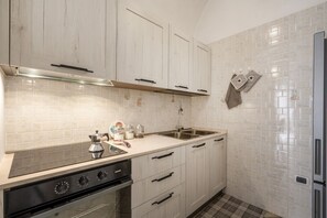 Fridge, oven, stovetop, cookware/dishes/utensils