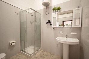Douche, sèche-cheveux, bidet, serviettes fournies