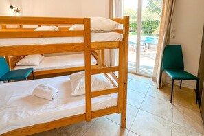 4 bedrooms, iron/ironing board, WiFi, bed sheets