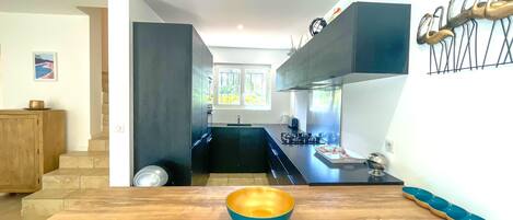 冷蔵庫、電子レンジ、オーブン、コンロ