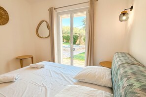 4 bedrooms, iron/ironing board, WiFi, bed sheets