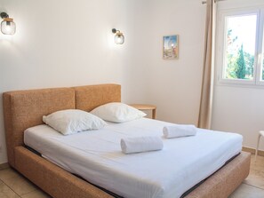 5 عدّة غرف نوم ومكواة/لوح كي وسرير سفر وواي فاي