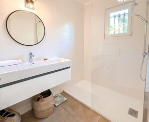 Een douche, een haardroger, handdoeken