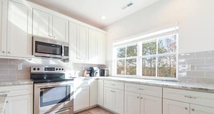 Luxury Coastal Norfolk Townhome, 5 minutes from beach, next to naval base