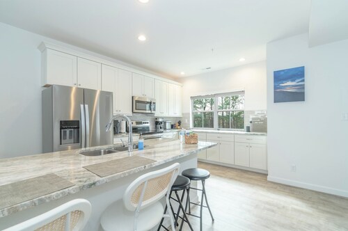 Luxury Coastal Norfolk Townhome, 5 minutes from beach, next to naval base
