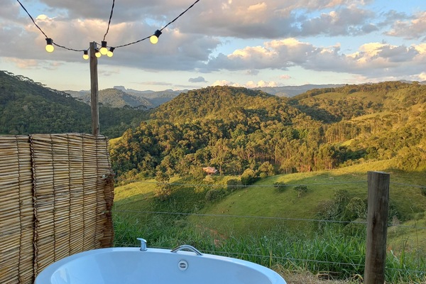 Deep soaking bathtub