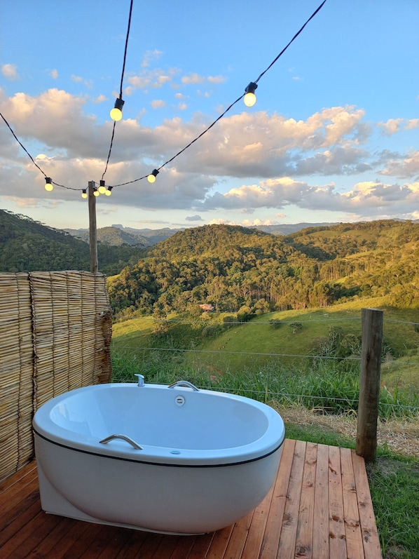 Deep soaking bathtub - EMBAHÚ SUÍTES (Santo Antonio do Pinhal)