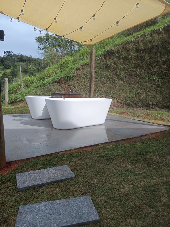 Deluxe Suite, Mountain View | Deep-soaking bathtub