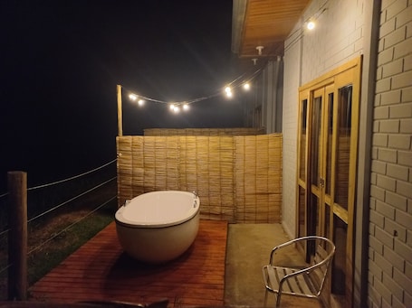 Deep soaking bathtub