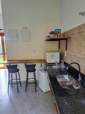 Mini-fridge, microwave, cookware/dishes/utensils - EMBAHÚ SUÍTES  (Santo Antonio do Pinhal)