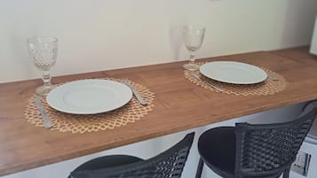 Frigobar, micro-ondas, talheres/pratos/utensílios de cozinha