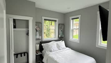 2 bedrooms, in-room safe, desk, iron/ironing board