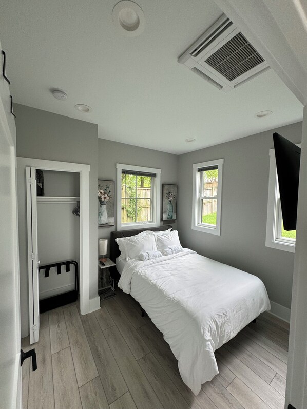 2 bedrooms, in-room safe, desk, iron/ironing board