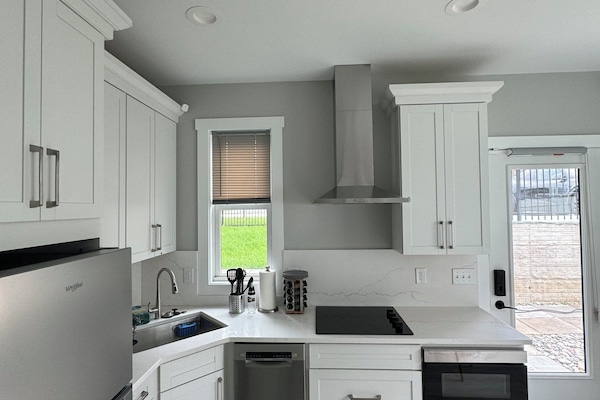 KĂŒhlschrank, Mikrowelle, Herdplatte, GeschirrspĂŒler