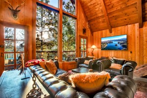 Téléviseur connecté, foyer, table de baby-foot, livres