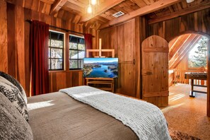 4 habitaciones, escritorio y tabla de planchar con plancha 