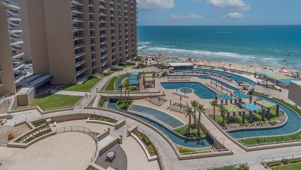 A resort with a large pool area, multiple swimming pools, and a beach view. - Las Palomas 1 BR 1BA Cortez 605 (Puerto Peñasco)