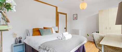 3 dormitoris, planxa i posts de planxar i roba de llit