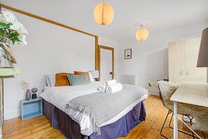 3 bedrooms, iron/ironing board, bed sheets - Jolene | 3 Bedroom town house (London)