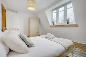3 bedrooms, iron/ironing board, bed sheets