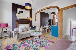 TV - Jolene | 3 Bedroom town house (London)