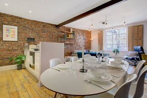 Dining - Shoreditch Townhouse, Near Tube | Wi-Fi | Smart TV (London)