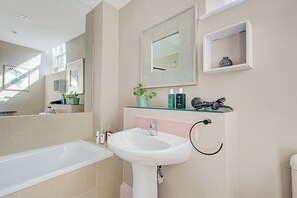 Bathroom - Shoreditch Townhouse, Near Tube | Wi-Fi | Smart TV (London)