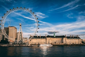 A large Ferris wheel, a historic building, and a river. - Shoreditch Townhouse, Near Tube | Wi-Fi | Smart TV (London)